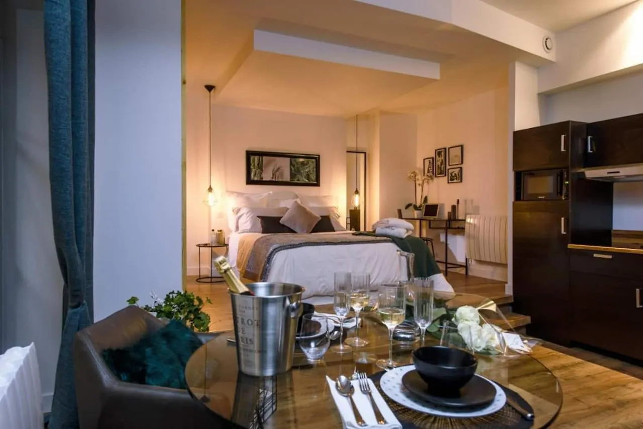 Majord'Home Spa - Les Nebuleuses - Suite Et Balneo Lyon 0*,